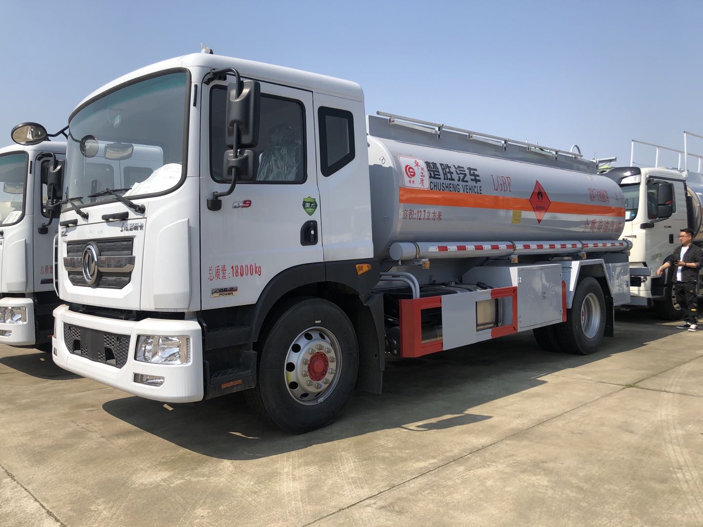 楚胜东风D9 12.7方油车